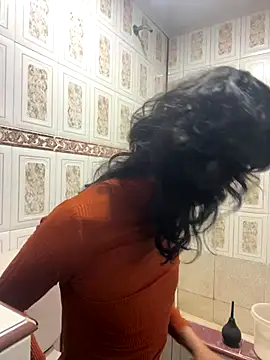 Snapshot of MadamLeRouge chatting on October 28, 2025, 11:25 pm MadamLeRouge online show from October 28, 2025, 11:25 pm