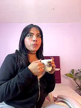 Snapshot of Veeronica_ chatting on October 14, 2025, 9:25 pm Veeronica online show from October 14, 2025, 9:25 pm