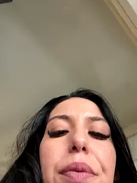 Snapshot of Aillineee1 chatting on October 24, 2025, 10:14 am Aillineee1 online show from October 24, 2025, 10:14 am