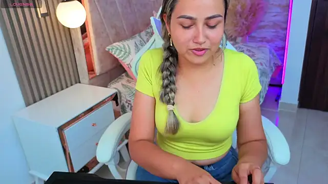 Snapshot of lila_cute1 chatting on November 6, 2025, 7:51 pm lila cute1 online show from November 6, 2025, 7:51 pm