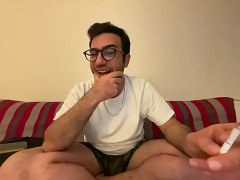 xochipilliii online show from October 17, 2025, 7:04 pm
