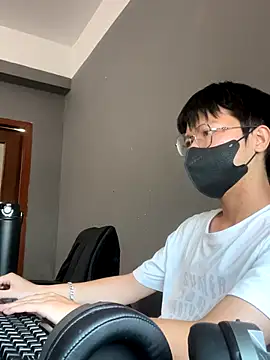Tuna08k online show from October 3, 2025, 7:10 am