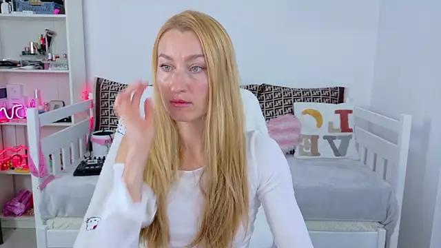 MysticRoxanne online show from December 21, 2025, 10:39 am