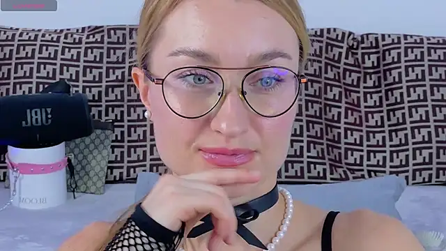 Snapshot of MysticRoxanne chatting on November 23, 2025, 3:00 pm MysticRoxanne online show from November 23, 2025, 3:00 pm