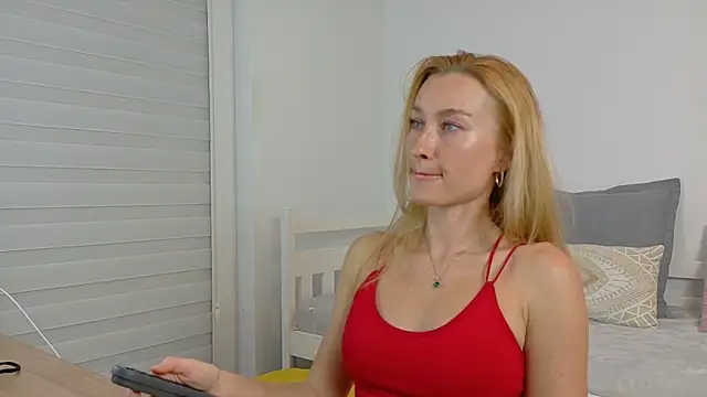 Snapshot of MysticRoxanne chatting on October 3, 2025, 6:20 pm MysticRoxanne online show from October 3, 2025, 6:20 pm