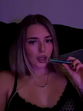 Snapshot of EllieEllxx chatting on October 12, 2025, 8:21 pm EllieEllxx online show from October 12, 2025, 8:21 pm