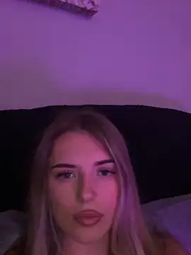 Snapshot of EllieEllxx chatting on October 18, 2025, 7:27 pm EllieEllxx online show from October 18, 2025, 7:27 pm