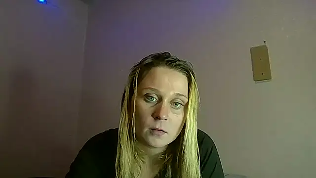 Queen2454 online show from October 8, 2025, 11:49 pm