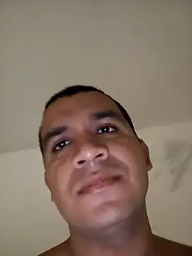 Snapshot of Roberto27052 chatting on October 29, 2025, 3:44 pm Roberto27052 online show from October 29, 2025, 3:44 pm