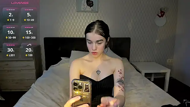 Snapshot of ShellyMoon_ chatting on October 11, 2025, 2:51 pm ShellyMoon  online show from October 11, 2025, 2:51 pm