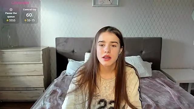 Snapshot of ShellyMoon_ chatting on October 19, 2025, 12:30 pm ShellyMoon  online show from October 19, 2025, 12:30 pm