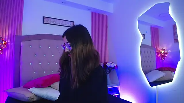 MarinetteLux online show from March 20, 2026, 7:48 pm