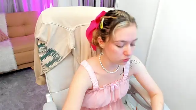 Snapshot of Lucia_Copper chatting on October 20, 2025, 12:17 pm Lucia Copper online show from October 20, 2025, 12:17 pm