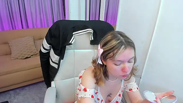 Snapshot of Lucia_Copper chatting on November 17, 2025, 12:31 pm Lucia Copper online show from November 17, 2025, 12:31 pm