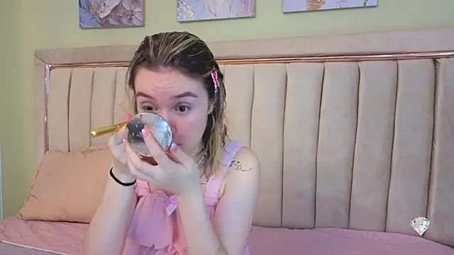 Snapshot of Lucia_Copper chatting on October 29, 2025, 12:04 pm Lucia Copper online show from October 29, 2025, 12:04 pm