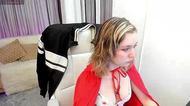 Snapshot of Lucia_Copper chatting on November 1, 2025, 3:35 am Lucia Copper online show from November 1, 2025, 3:35 am