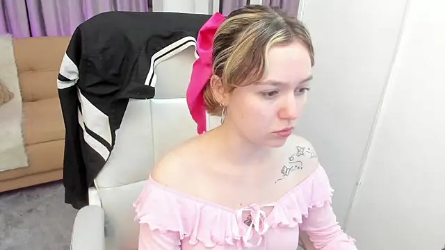 Snapshot of Lucia_Copper chatting on November 24, 2025, 12:05 pm Lucia Copper online show from November 24, 2025, 12:05 pm