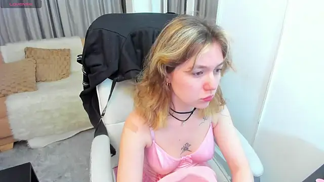 Snapshot of Lucia_Copper chatting on December 15, 2025, 12:00 pm Lucia Copper online show from December 15, 2025, 12:00 pm