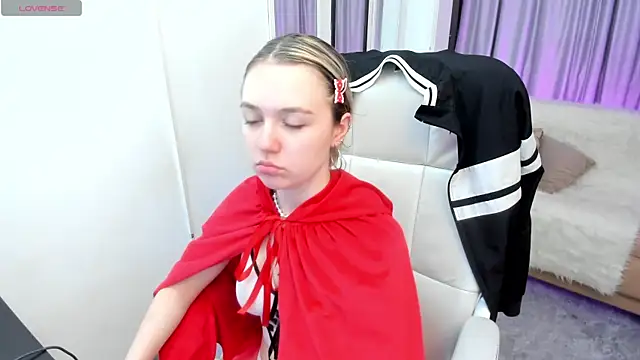 Snapshot of Lucia_Copper chatting on October 31, 2025, 12:02 pm Lucia Copper online show from October 31, 2025, 12:02 pm