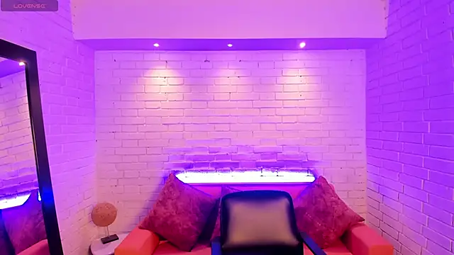 VenusCooper online show from November 4, 2025, 7:28 pm