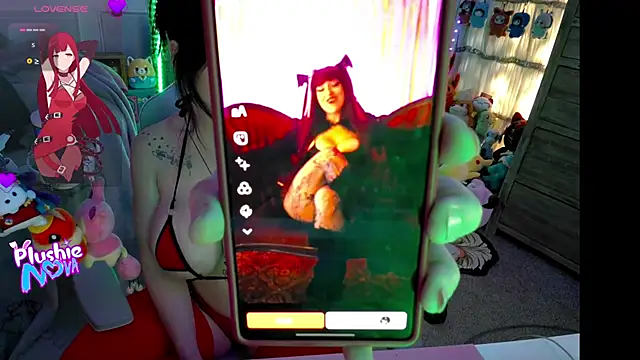 Snapshot of plushienova chatting on October 21, 2025, 8:08 pm plushienova online show from October 21, 2025, 8:08 pm