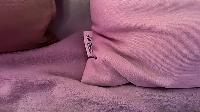 AlmaryKim online show from April 19, 2026, 7:16 pm