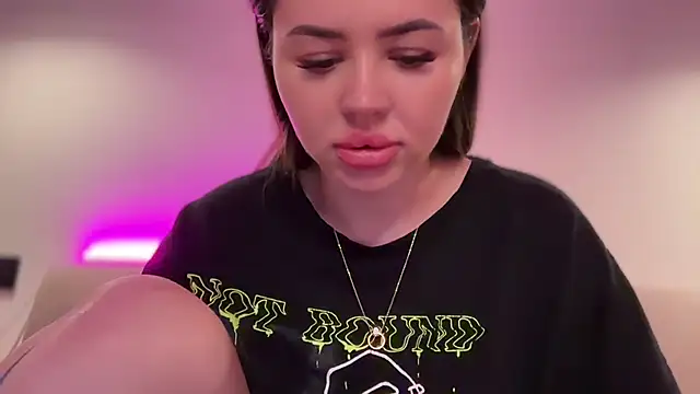 Snapshot of AlmaryKim chatting on October 10, 2025, 8:42 pm AlmaryKim online show from October 10, 2025, 8:42 pm