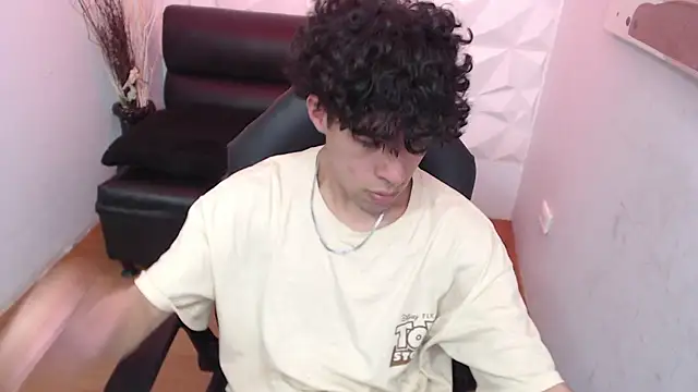 Snapshot of Liil_boy chatting on October 30, 2025, 3:49 am Liil boy online show from October 30, 2025, 3:49 am