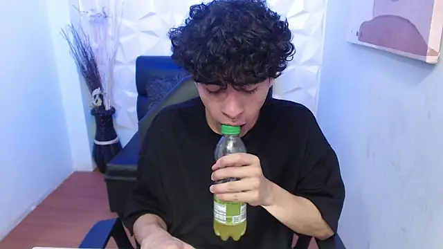 Snapshot of Liil_boy chatting on October 28, 2025, 3:40 am Liil boy online show from October 28, 2025, 3:40 am