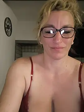 Snapshot of Fifi83Bell chatting on April 12, 2026, 8:34 pm Fifi83Bell online show from April 12, 2026, 8:34 pm