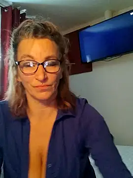 Fifi83Bell online show from December 17, 2025, 12:43 pm