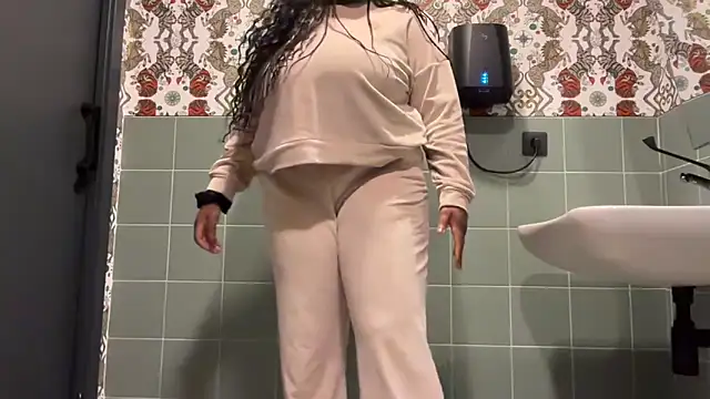 nanaisbackk online show from December 16, 2025, 11:20 pm