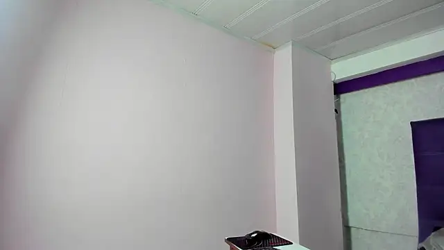 LeaMoreau22 online show from November 27, 2025, 12:05 pm