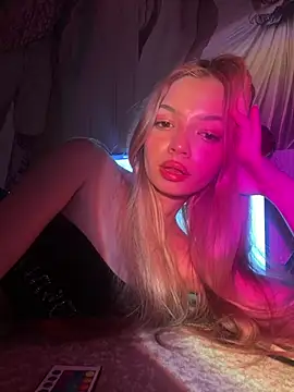  Siennaaa  online show from March 16, 2026, 9:06 pm