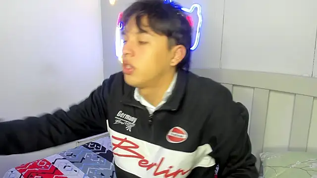 Snapshot of StiwenTwink chatting on October 31, 2025, 12:02 pm StiwenTwink online show from October 31, 2025, 12:02 pm