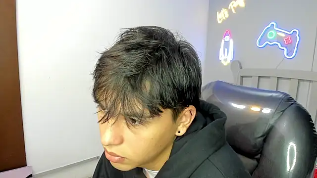 Snapshot of StiwenTwink chatting on October 29, 2025, 1:32 pm StiwenTwink online show from October 29, 2025, 1:32 pm