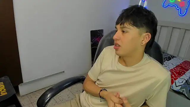 Snapshot of StiwenTwink chatting on November 12, 2025, 2:10 pm StiwenTwink online show from November 12, 2025, 2:10 pm