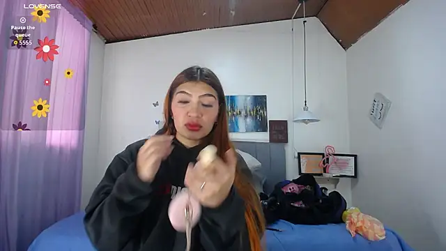 Antonella  b online show from November 17, 2025, 1:15 pm