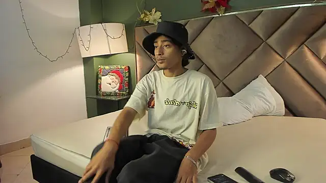 Snapshot of Dickie_Dicking chatting on December 15, 2025, 10:26 pm Dickie Dicking online show from December 15, 2025, 10:26 pm