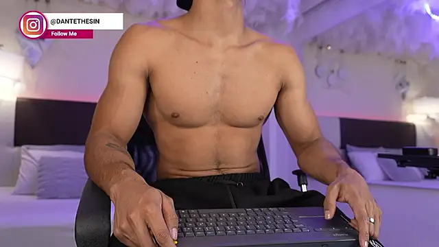 Snapshot of DanteeStone chatting on October 25, 2025, 4:40 pm DanteeStone online show from October 25, 2025, 4:40 pm