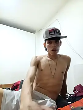 mazo18 online show from April 19, 2026, 12:33 am