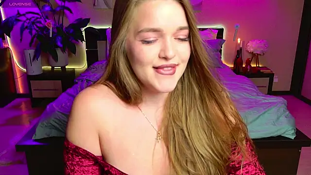 Snapshot of EmilyWhispers chatting on July 9, 2026, 8:41 pm EmilyWhispers online show from July 9, 2026, 8:41 pm