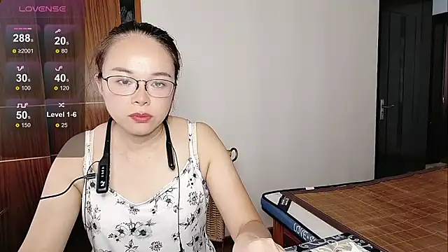 yueliang-166 online show from October 9, 2025, 8:15 am
