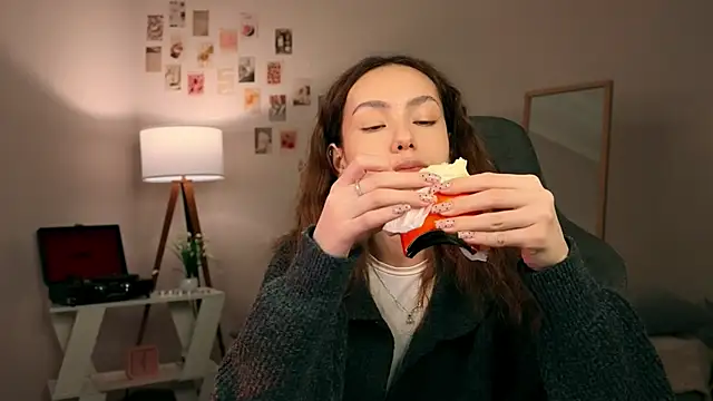 branchwithflowerss online show from November 28, 2025, 12:49 pm