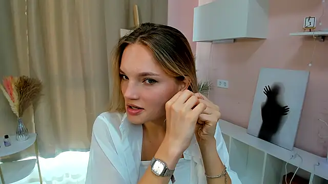 JulieLupo online show from October 8, 2025, 6:15 am