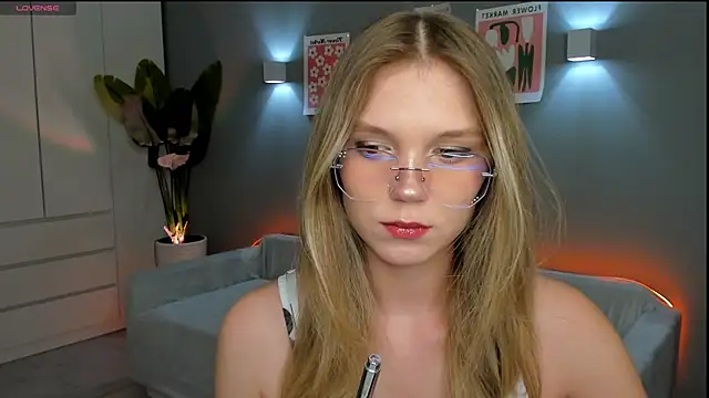 Snapshot of linakorvin chatting on December 4, 2025, 1:32 pm linakorvin online show from December 4, 2025, 1:32 pm