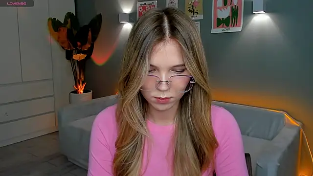 Snapshot of linakorvin chatting on November 4, 2025, 1:37 pm linakorvin online show from November 4, 2025, 1:37 pm