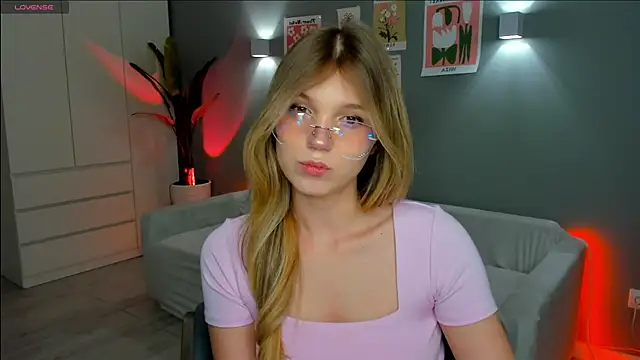 Snapshot of linakorvin chatting on December 15, 2025, 1:28 pm linakorvin online show from December 15, 2025, 1:28 pm