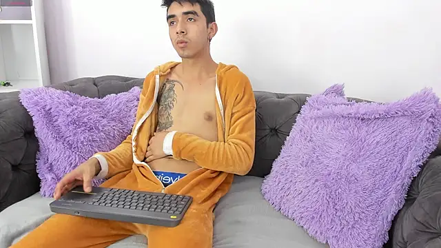 Hottie Guy online show from October 17, 2025, 5:59 pm