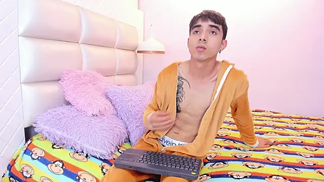 Hottie Guy online show from October 8, 2025, 6:19 pm